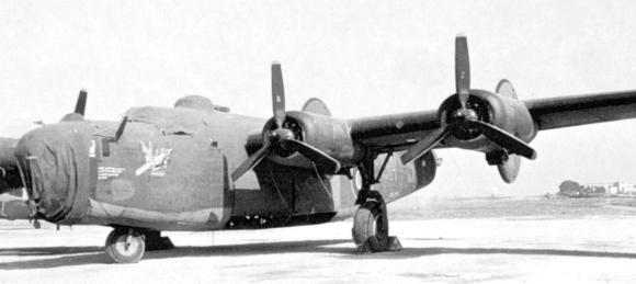 Consolidated B-24 Liberator VI GR-S, codice Ser. No. KG890, con equipaggio del Capitano Zbigniew Szostak del 1586° Squadrone Speciale. Decollato il 14 agosto 1944 dall'aeroporto di Campo Casale, vicino a Brindisi, per una missione notturna a supporto della Rivolta di Varsavia